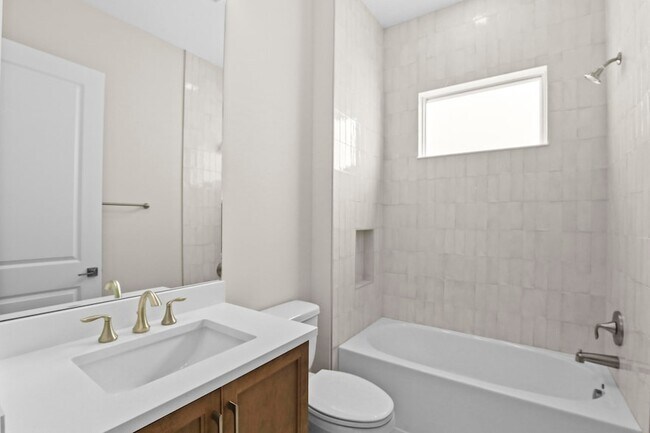 Building Photo - 14823 Wildwood Cir