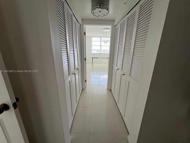 Building Photo - 500 Bayview Dr