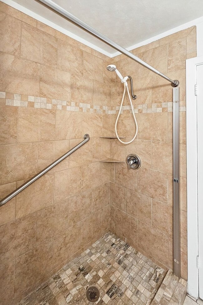 Building Photo - 2-Bed 1-Bath Duplex Unit in the Heart of R...