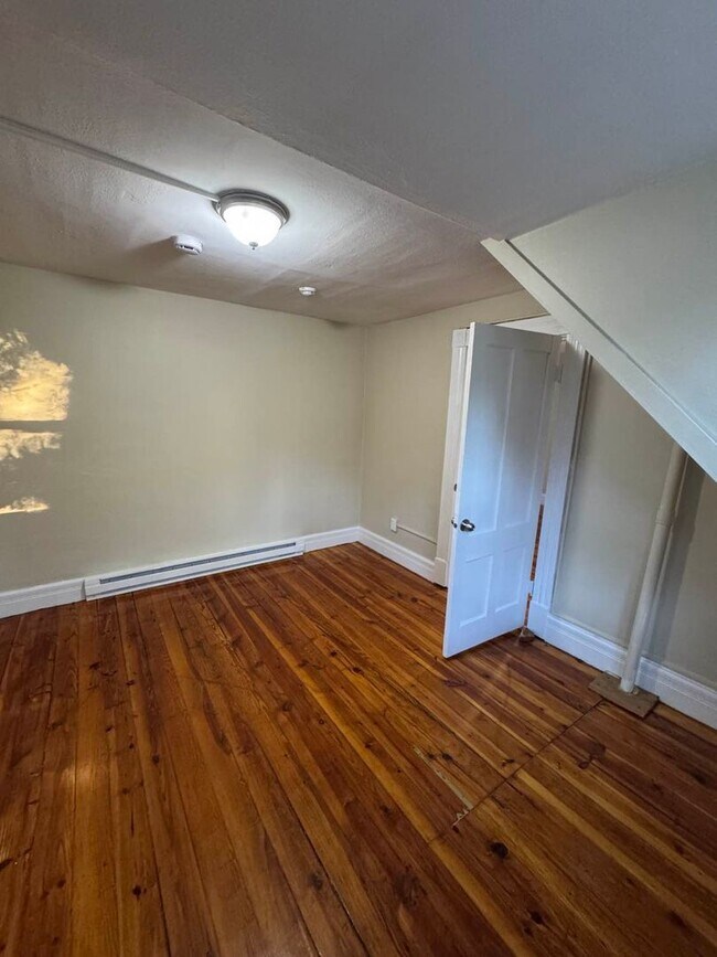 Building Photo - Charming 1-Bedroom Apartment in Russell, MA