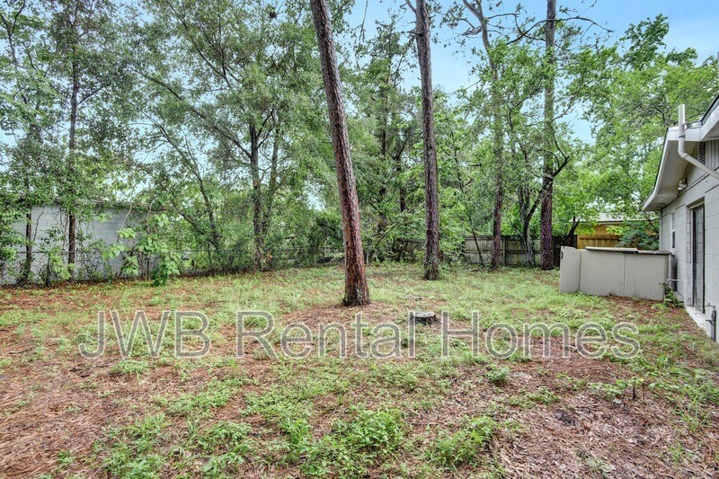 Building Photo - 9613 Priory Ave