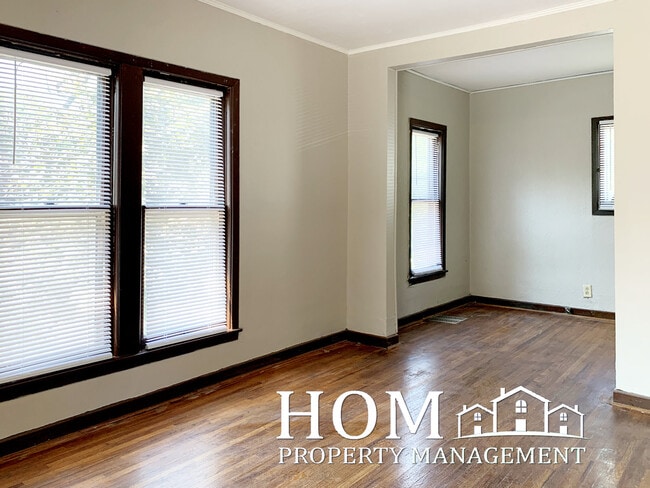 Building Photo - 127 Center St