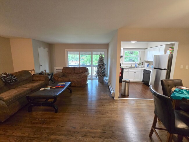 Building Photo - Spacious 2nd fl 1-bedroom/1-bathroom condo...