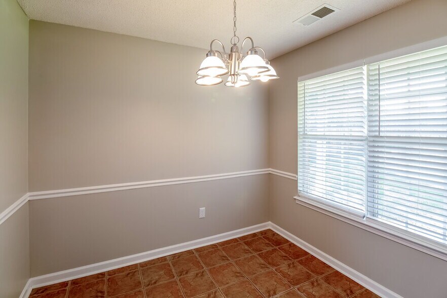 Building Photo - 9793 Dogwood Ct E