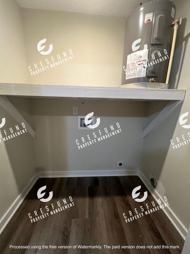 Building Photo - Spacious 1 BR 1 Bath Bottom Unit - Ready for Move In Today!