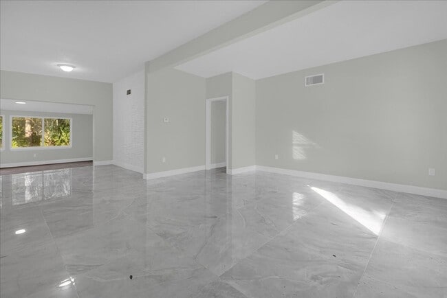 Building Photo - Fantastic 3 Bed / 2 bath Home - Section Ei...