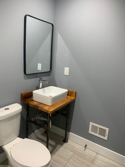 Hallway bathroom - 2532 W Montgomery Ave