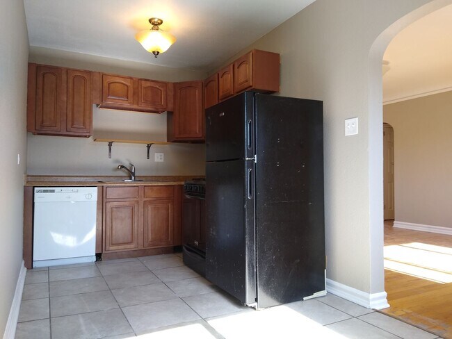 Building Photo - Charming Large 1 Bedroom in the Heart of the City