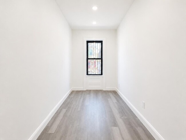 Building Photo - 428 56th St