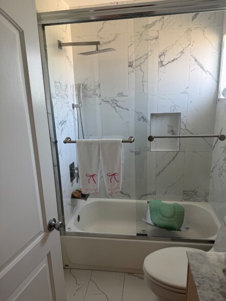 Building Photo - 15053 Victory Blvd