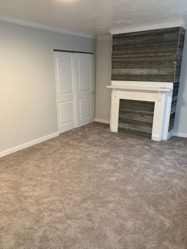 Building Photo - Gorgeous 3 Bedroom 1.5 bath with yard