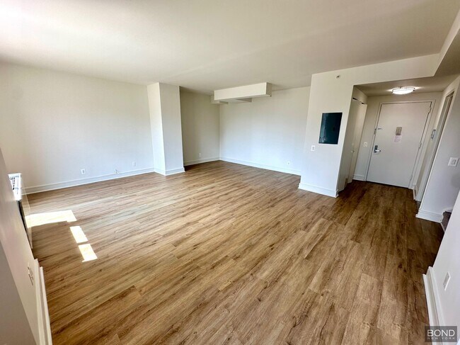 Building Photo - 323 W 96th St