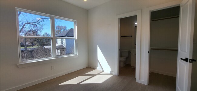 Building Photo - 1033 North Ln