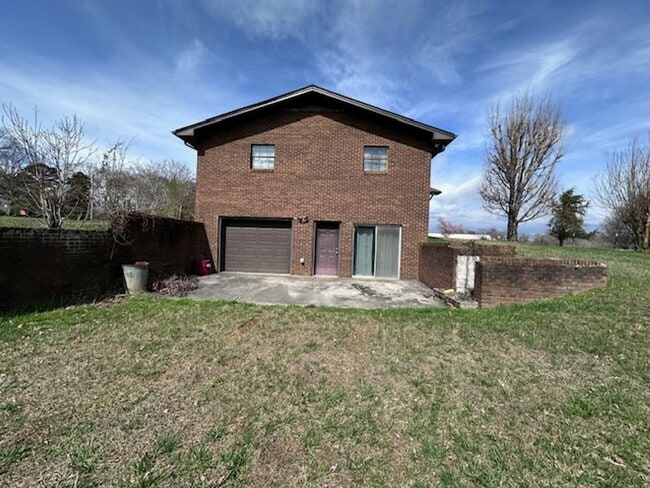 Building Photo - Maryville 37803 - 5 bedroom, 3 bath home - Contact Karen Robertson (865) 454-7626