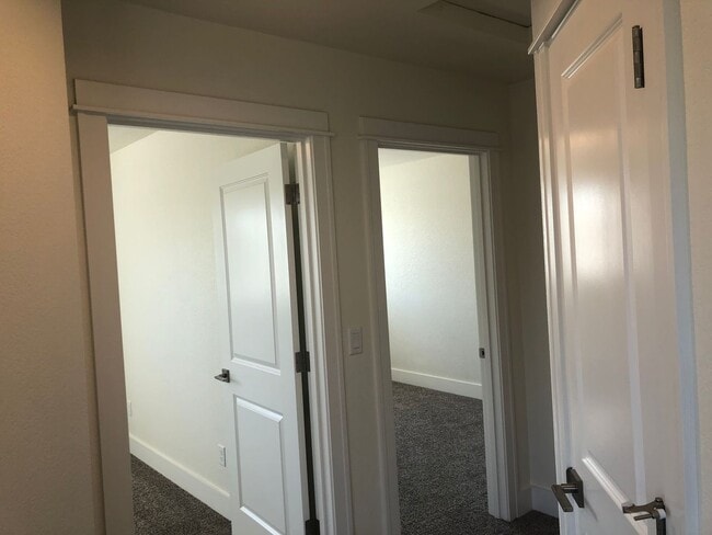 Building Photo - Newer 3 bedroom, 2.5 bath duplex in desirable neighborhood!