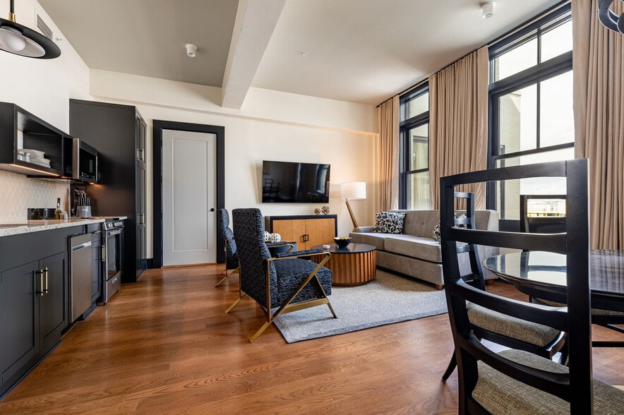 Building Photo - 1011 Canal St