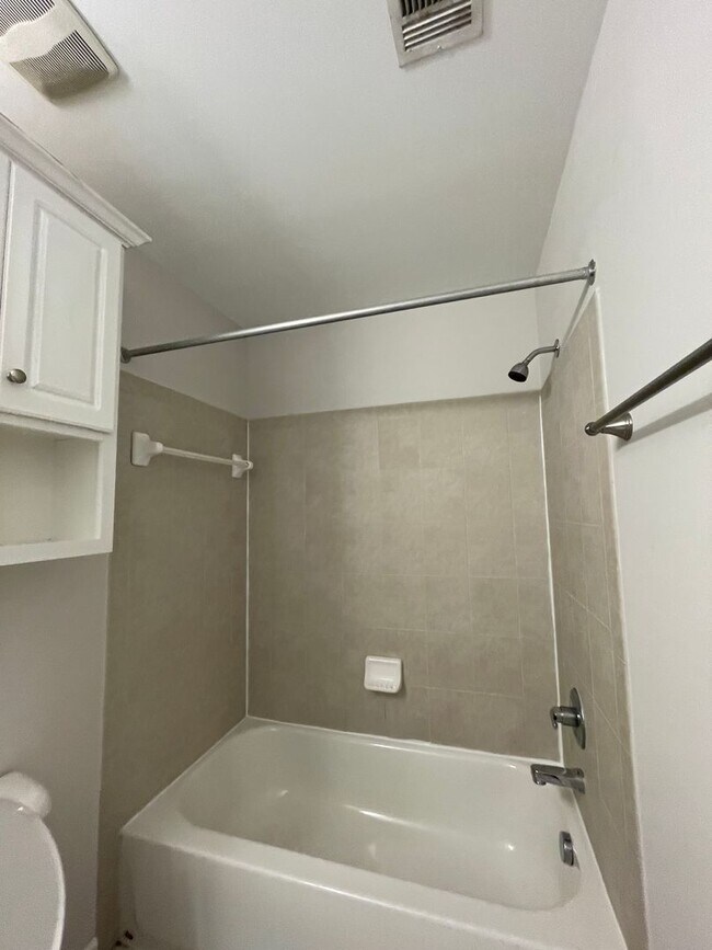 Building Photo - Three Bedroom Townhouse Available!