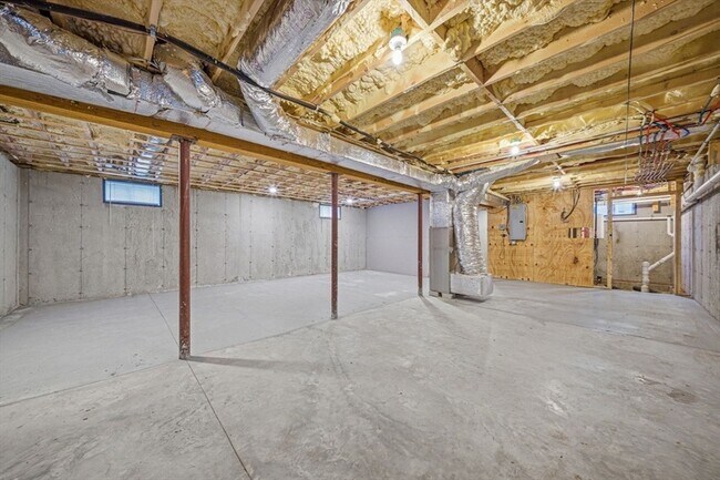 Building Photo - 305 Lynn St