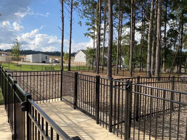 Building Photo - 588 Glen Clova Dr