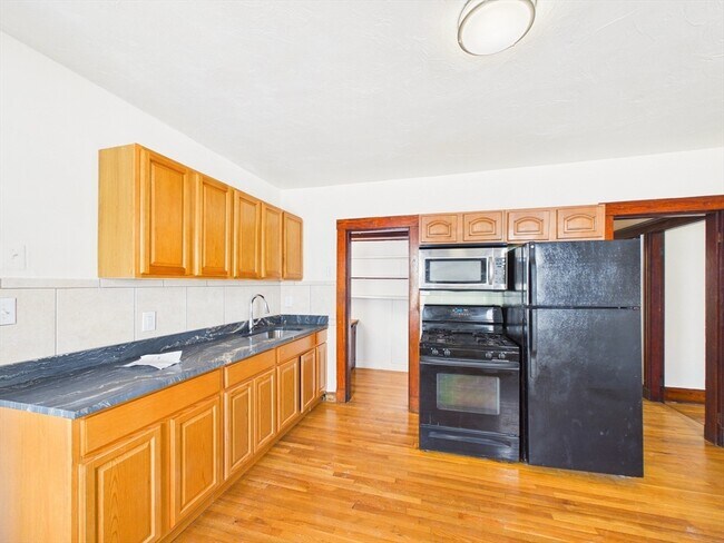 Building Photo - 4 River St