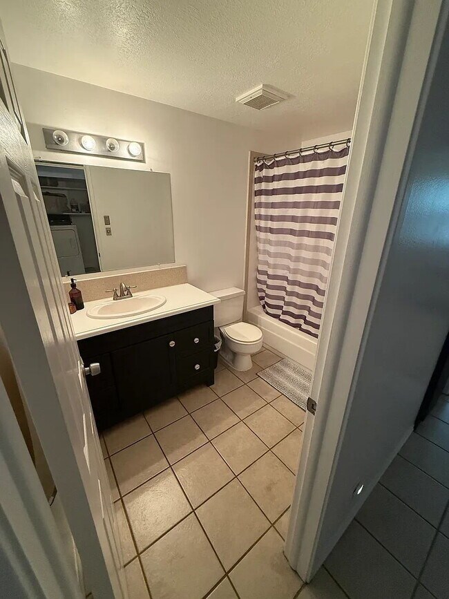 Building Photo - Charming 2-Bed Townhouse with 1.5 Baths in Serene UT Locale