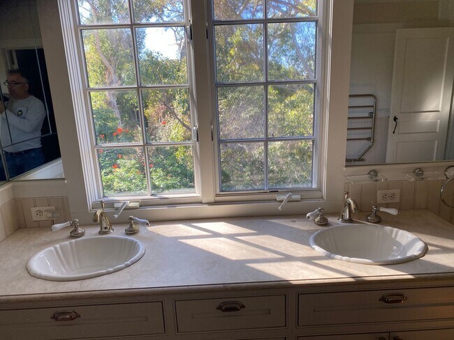 Building Photo - Amazing location in La Jolla for a big house. Gustavo Lopez AMSI