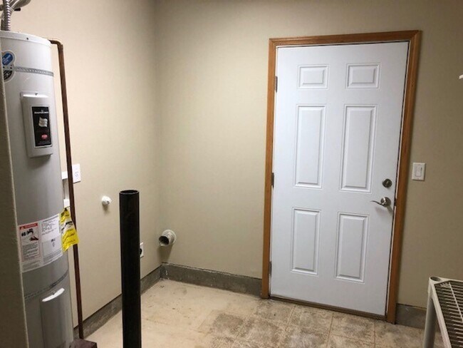 Building Photo - Completely renovated 3 Bed, 2.5 Bath Townhouse in McMinnville- Pets on Approval, Landscaping Incl...