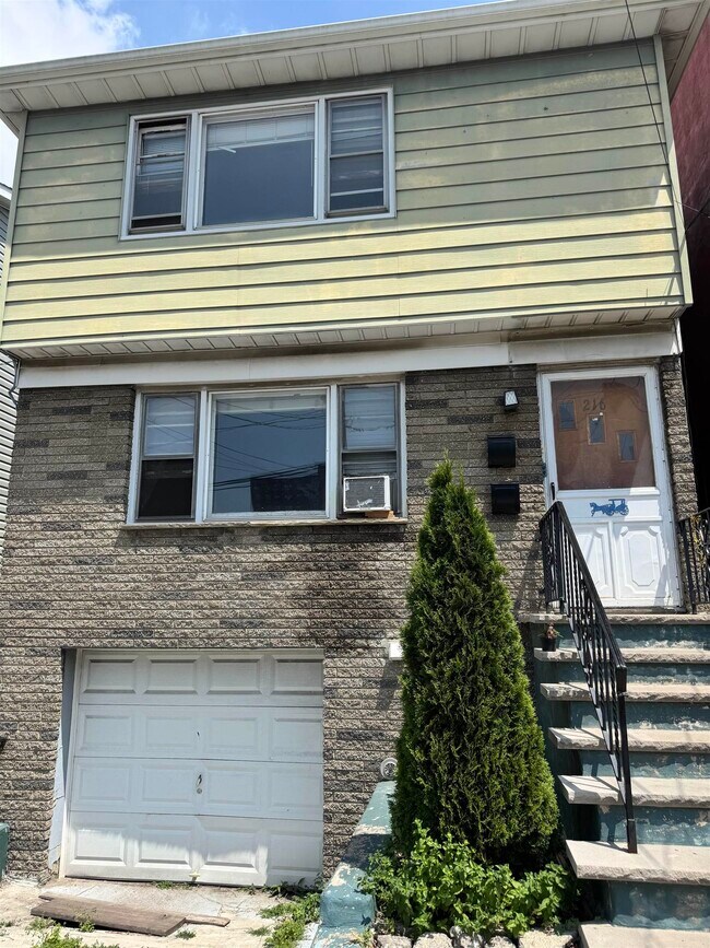 Building Photo - 216 Hopkins Ave