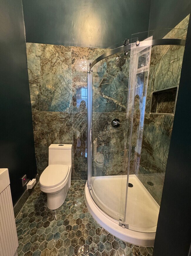 Building Photo - Spacious 4bed/ 3bath home located in the heart of Uptown - Partially furnished ***