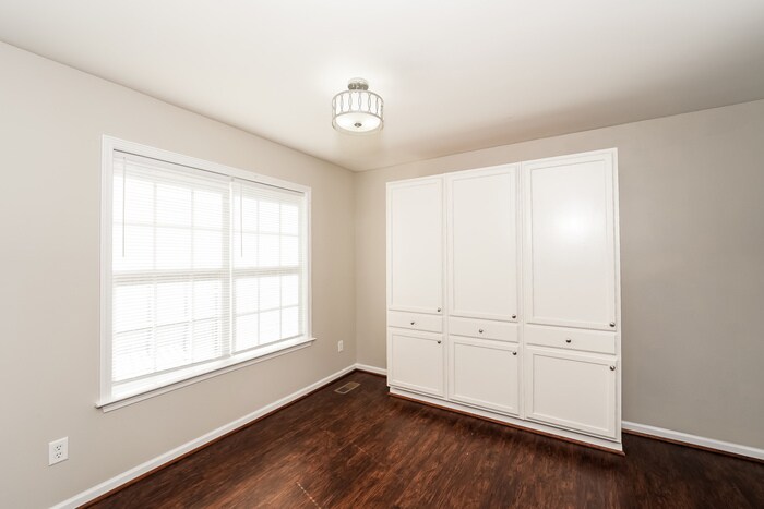 Building Photo - 694 S Hillcrest Rd