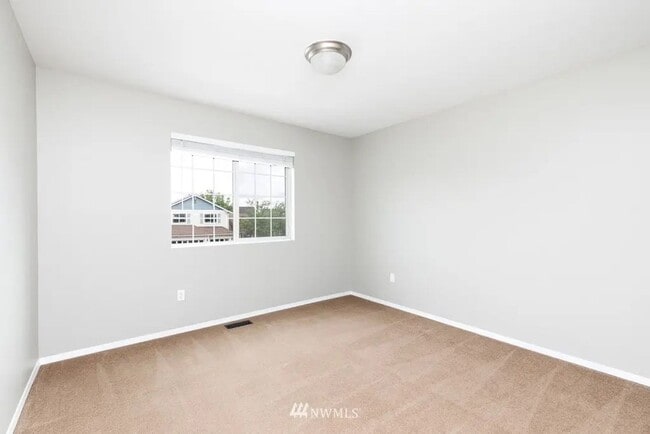 Building Photo - Move in ready home with 4 beds 2.5 bath and 3 car garage