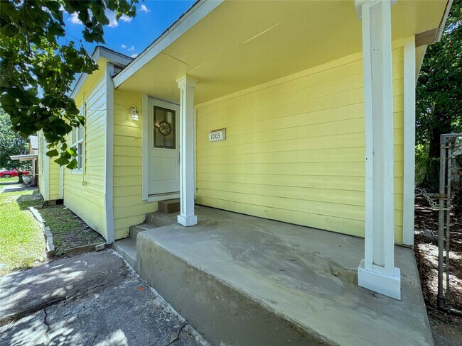 Building Photo - 1003 W Hart Ave