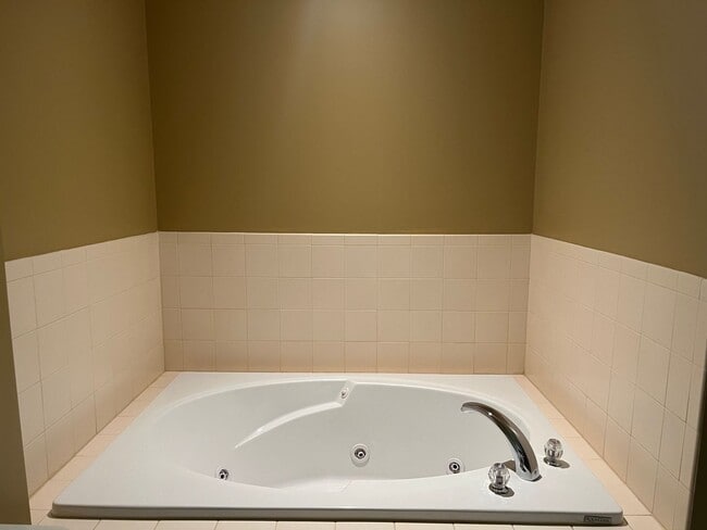 Building Photo - Beautiful Four Bedroom, 3.5 Bath Townhouse