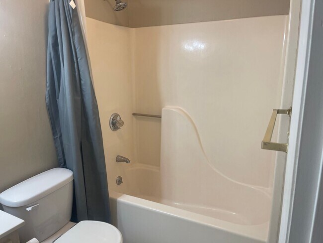 Building Photo - Spacious 2 Bed, 2 Bath Townhouse in Prime Hickory Location – 1,322 Sq. Ft.