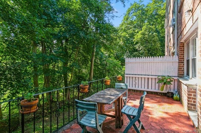 Building Photo - 45 Carpenter Ave