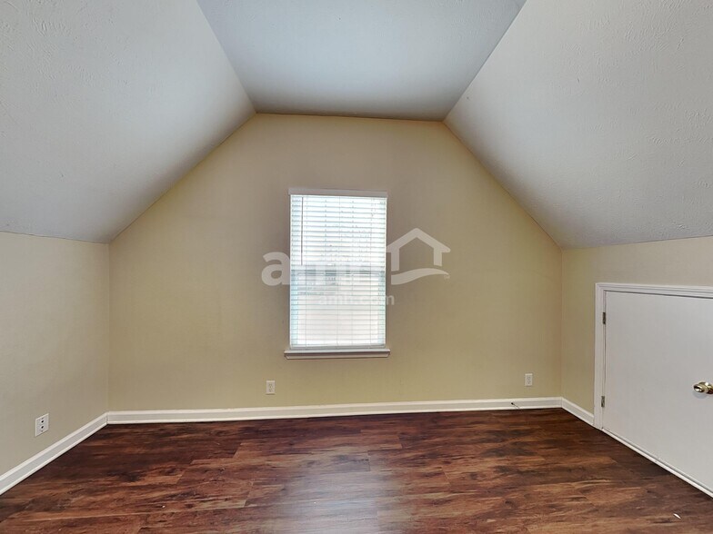 Building Photo - 913 Tom Hailey Blvd