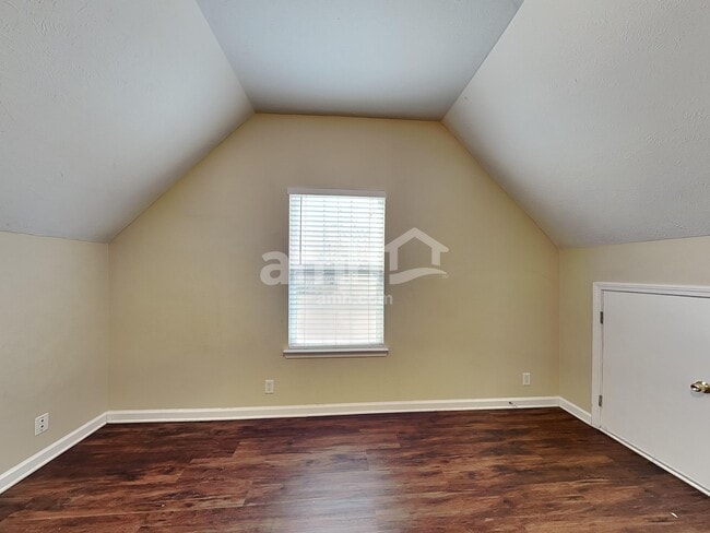 Building Photo - 913 Tom Hailey Blvd