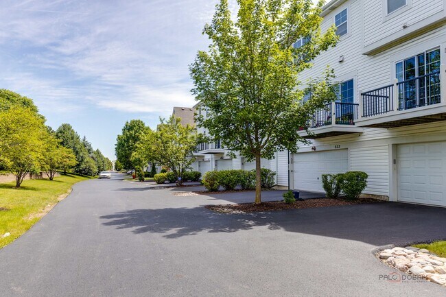 Building Photo - 533 Plaza Pl
