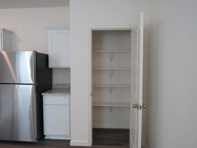 Building Photo - 2300 Plantation Dr