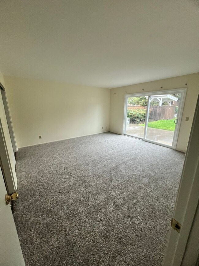 Building Photo - Santa Paula - Spacious pool home in wonder...