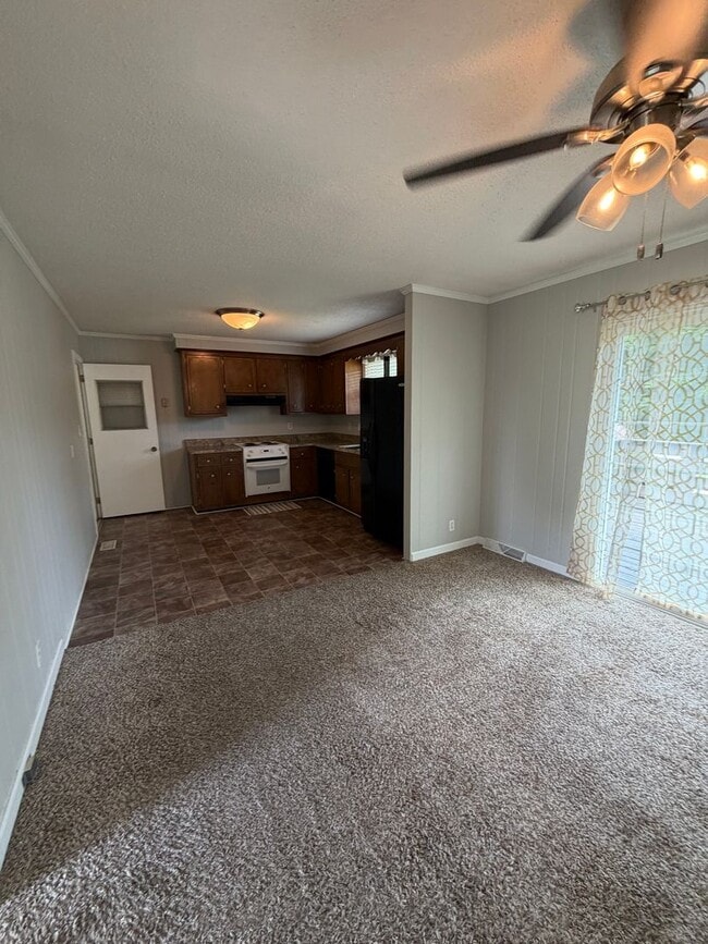 Building Photo - 3 Bedroom 2 Bath Home For Rent in Sango Area!