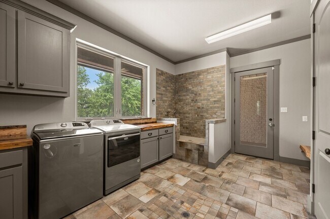 Building Photo - 248 Howard Rd