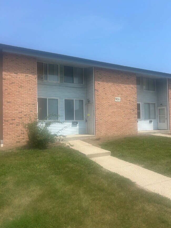 Primary Photo - Large three bedroom condo for rent.