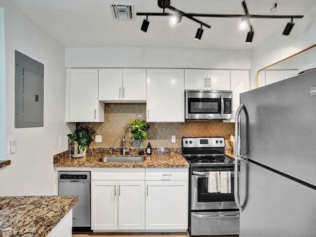 Building Photo - 1713 NE 15th Ave