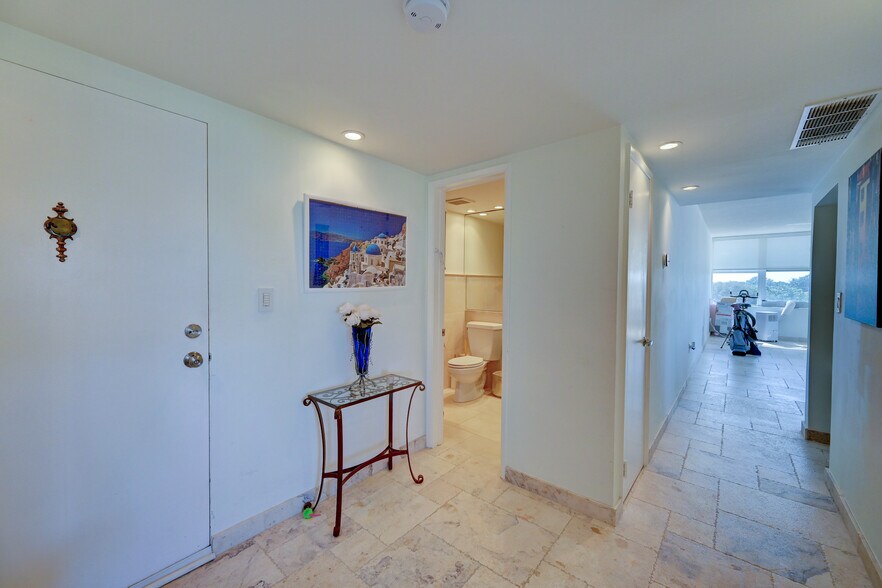 Primary Photo - 888 Intracoastal Dr