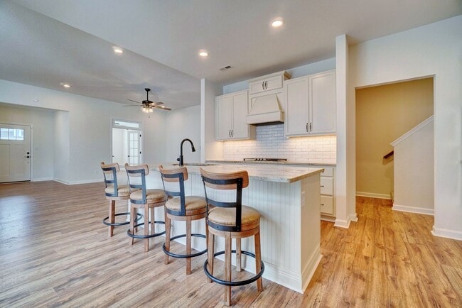 Building Photo - 4 bedroom condo in Suffolk