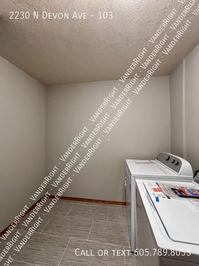 Building Photo - 2230 Devon Ave