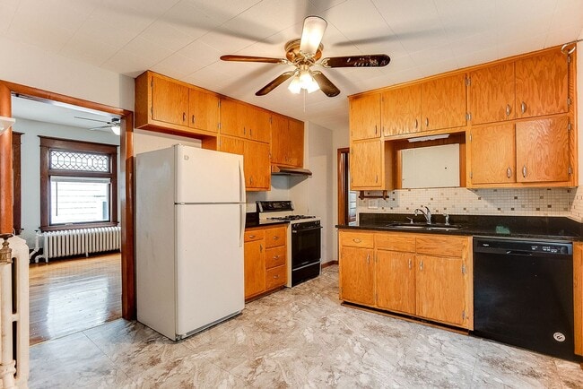 Building Photo - JUNE MOVE IN- HAMLINE UNIVERSITY - 5 BEDROOM