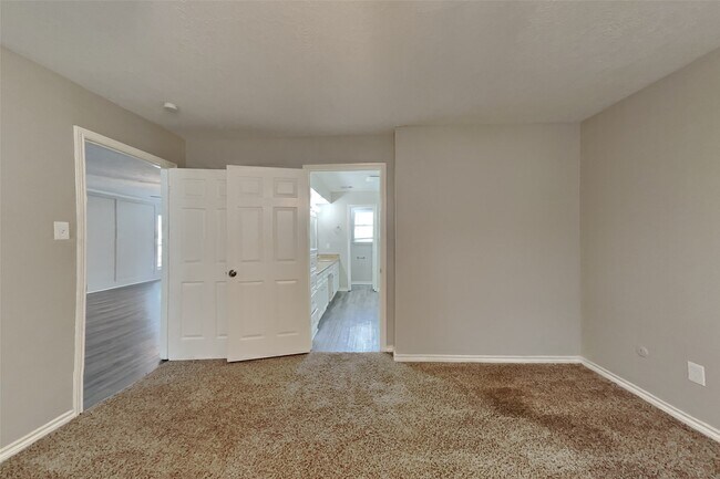 Building Photo - 12311 Oak Park Dr