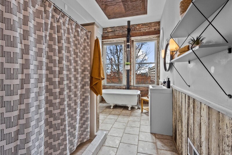 Building Photo - 323 W Main St